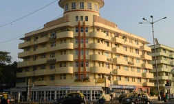 Des véhicules passant près d'un bâtiment Art déco, sur le bord de mer de Bombay, le 8 novembre 2017