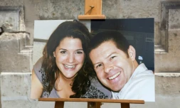 Une photo de Jessica Schneider et Jean-Baptiste Salvaing exposée  au ministère de l'Intérieur lors de l'hommage que leur est rendu le 15 juin 2016 à Paris