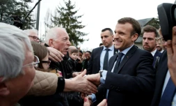 Le président français Emmanuel Macron salue la foule, le 14 mars 2018 à Tours
