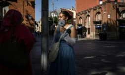 Une femme tient un ventilateur électrique pendant la vague de chaleur 0 Toulouse dans le sud de la France, le 1er juillet 2025