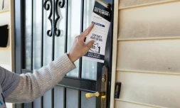 Une militante pour la protection du droit à l'avortement laisse un prospectus en faveur du "oui" à la porte d'une maison à Columbus, dans l'Ohio le 5 novembre 2023