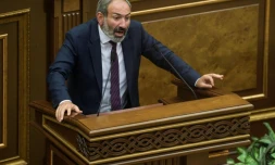 L'opposant arménien Nikol Pachinian devant le Parlement à Erevan, le 1er mai 2018