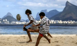 Rodrigo Luiz Amorim et Lucas Aquino Chagas pendant un tournoi de rugby à cours de rugby à Icarai beach, dans le quartier de Niteroi, à Rio de Janeiro le 2 septembre 2017
