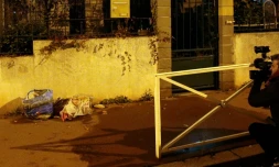 Une équipe de télévision filme un sac d'ordures laissé devant une maison à Montrouge après la découverte d'une ceinture d'explosifs dans une poubelle proche 