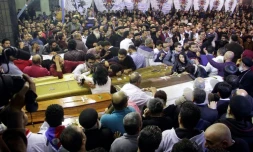 Des chrétiens égyptiens rassemblés le 9 avril 2017 à Tanta pour les funérailles des victimes des attentats