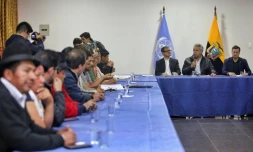 Le président équatorien Lenin Moreno (micro en main) s'adresse aux leaders indigènes à Quito, le 13 octobre 2019
