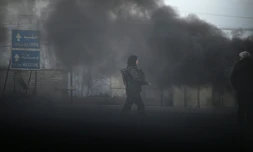 Un combattant kurde à l'entrée de la ville de Tabqa avant sa reprise par les forces de Damas, le 17 janvier 2026