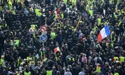 Des manifestants rassemblés devant la tour Montparnasse à Paris, le 1er mai 2019