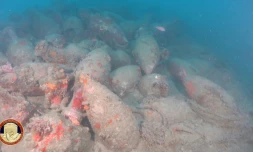 Photo transmise par le service de presse des Carabiniers italiens, le 9 août 2026, montrant des amphores sur le lieu où une épave vieille d'au moins 2.100 ans a été découverte au large des côtes de la Sicile, près de Mazara del Vallo