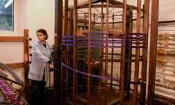 Une femme trie des fils de soie sur un ourdissoir d'un modèle conçu par Léonard de Vinci, le 29 octobre 2018 à Florence, en Italie