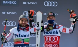 Les Français Mathieu Faivre (g), vainqueur du géant de Coupe du monde, et Alexis Pinturault, 3e, posent sur le podium, le 28 février 2021 à Bansko (Bulgarie)