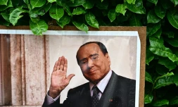 Un portrait de Silvio Berlusconi devant sa Villa San Martino, après sa mort, le 13 juin 2023 à Arcore, dans le nord de l'Italie