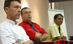 Mardi 30 mars 2004 -
Les dirigeants d'Air Franc ont présenté la saison 2004 de leur compagnie