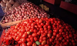 Tomates et oignons sur un marché forain