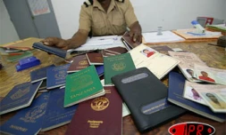 Anjouan octobre 2005 -

Les candidats au départ clandestin vers Mayotte connaissent les risques qu'ils Octobre 2005 -

Passeports d'Afrique de l'Est et de Madagascar abandonnés à Anjouan par leurs propriétaires. Selon les autorités anjouanaises, ces p