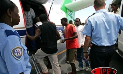 Aéroport de Pamandzi (Mayotte) Des Mayotte - Octobre 2005 - Anjouanais sans papiers  expulsés vers Anjouan.