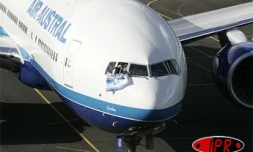 Lundi 24 mai 2005 -

Le B 777-200 ER d'Air Austral s'est posé sur la piste de Roland Garros à 15h30 après 19h14 de vol sans escale depuis Seattle (USA)