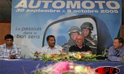 Lundi 26 septembre 2005 -

Le maire de Saint Denis René-Paul Victoria a inauguré le salon automoto qui se tiendra au Parc des Expositions du 30 septembre au 09 octobre