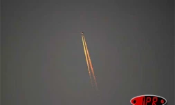 Lundi 11 décembre 2006

Traînée de feu dans le ciel au-dessus de la route du littoral. Pas d'OVNI en vue mais un avion volant très haut et une illusion d'optique générée par le coucher du soleil