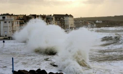 Des vagues déferlent pendant une tempête sur la ville côtière de Wimereux, dans le Pas-de-Calais, le 3 janvier 2014