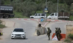 Des soldats israéliens à un point de contrôle au sud de Naplouse, le 10 avril 2023 en Cisjordanie occupée