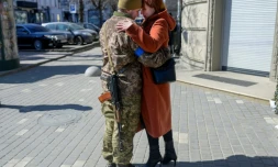 Un soldat ukrainien embrasse sa femme dans le centre d'Odessa, en Ukraine, le 17 mars 2022