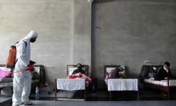 Désinfection dans une chambre à Jisr al-Shughur, dans la province d'Idleb en Syrie, qui accueille des Syriens placés en quarantaine aprÚs leur retour de Turquie, le 27 avril 2020