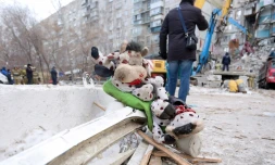 Des jouets déposés sur un mémorial improvisé devant l'immeuble partiellement effondré à Magnitogorsk; le 2 janvier 2019