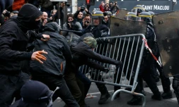 Manifestants face aux forces de l'ordre le 29 novembre 2015 place de la République à Paris