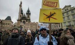 Un manifestant vêtu d'une tenue de prisonnier participe à une manifestation contre les mesures de restrictions contre l'épidémie de coronavirus à Prague le 10 janvier 2021.