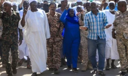 Des habitants d'Ombourman potestent, le 31 octobre 2025, contre les "atrocités" présumées des Forces de soutien rapides (FSR) à El-Facher, dans l'ouest du Soudan