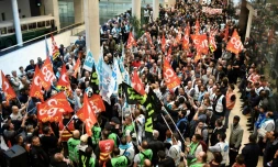Des militants CGT au siège de la RATP à Paris le 13 septembre 2019, journée de grève contre la réforme des retraites 