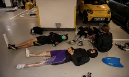 Des manifestants allongés sur le sol d'un parking de l'Université polytechnique de Hong Kong, le 20 novembre 2019