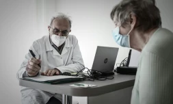 Un mĂ©decin en consultation avec une patiente prĂȘte Ă recevoir une injection du vaccin contre le Covid-19 Ă L'Isle-d'Espagnac (Charente) le 16 fĂ©vrier 2021