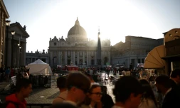 Cette photographie montre une vue de la basilique Saint-Pierre du Vatican, un jour avant les funérailles du pape, prise depuis Rome le 25 avril 2025