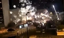 Image tirée d'une vidéo postée sur le compte Twitter @LeCapricieux94 montrant le commissariat de Champigny-sur-Marne cible de tirs de mortiers d'artifice dans la nuit du 10 au 11 octobre 2020