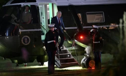 Le président américain Joe Biden débarque de l'hélicoptÚre Marine One dans la zone d'atterrissage de Winfield House à Londres, le 9 juillet 2023