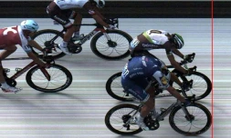 L'Allemand Marcel Kittel (en bleu) vainqueur à la photo-finish de la 7e étape du Tour de France, le 7 juillet 2017 à Nuits-Saint-Georges