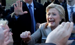 Hillary Clinton entourée de ses partisans juste après avoir voté à Chappaqua, dans l'état de New York le 8 novembre 2016