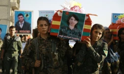 Des femmes portent le cercueil d'une combattante kurde tuée dans la bataille de Minbej, lors d'une cérémonie à Qamishli, dans le nord-est de la Syrie, le 21 juillet 2016