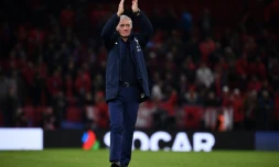 Le sélectionneur des Bleus Didier Deschamps remercie les supporteurs à la fin du match victorieux contre l'Albanie en qualif pour l'Euro-2020, le 17 novembre 2019 à Tirana