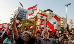 Munis de drapeaux, des Libanais manifestent contre la classe politique à Saïda, dans le sud du Liban le 21 octobre 2019