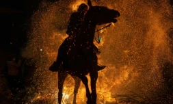 Un cheval et son cavalier traversent un brasier dans le village espagnol de San Bartolome de Pinares pour les traditionnelles "Luminarias", le 16 janvier 2022