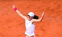 La Polonaise Iga Swiatek explose de joie après avoir remporté la finale de Roland-Garros, le 10 juin 2023 à Paris