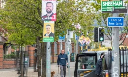 Des affiches électorales dans les rues de l'ouest de Belfast, en Irlande du Nord, le 2 mai 2022