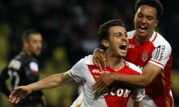 Le milieu de terrain de Monaco Bernardo Silva (g) fête son but avec son coéquipier Helder Costa contre Guingamp, le 30 avril 2016 à Louis II
