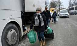Des touristes marchent jusqu’à leur bus à la fin de leurs achats dans un bazar à Edirne, près de la frontière bulgare en Turquie, le 17 décembre 2021