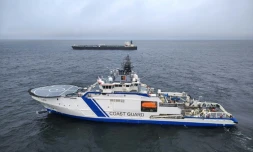 Un navire des gardes-frontières finlandais devant le pétrolier Eagle S, en mer près de Porkkala, au sud de la Finlande, le 26 décembre 2024