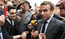 Le président Emmanuel Macron au milieu de la foule à Toulouse, le 11 septembre 2017 