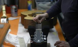 Un employé de la manufacture Furch travaille sur une guitare, le 11 mars 2020 à Velke Nemcice, en République Tchèque